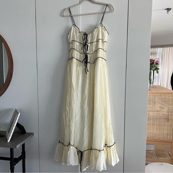 Elegant Cream Maxi Dress with Black Accents - Picture 3 of 7